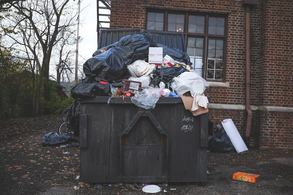 Jak pozbyć się odpadów z posesji? Zamów kontener na odpady