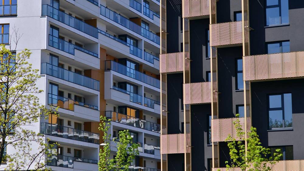 Ciche mieszkanie w dużym mieście: na co zwrócić uwagę w budynku i okolicy