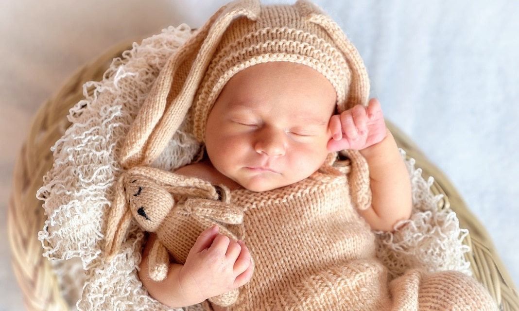Jak układać noworodka do snu?
