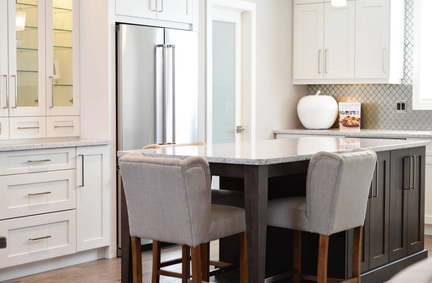 Krzesła do kuchni w małych przestrzeniach: jak oszczędzać miejsce?