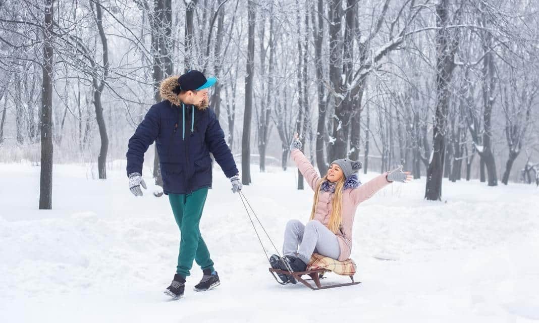Rodzinna zabawa na sankach – zimowa atrakcja w Płońsku zaprasza!